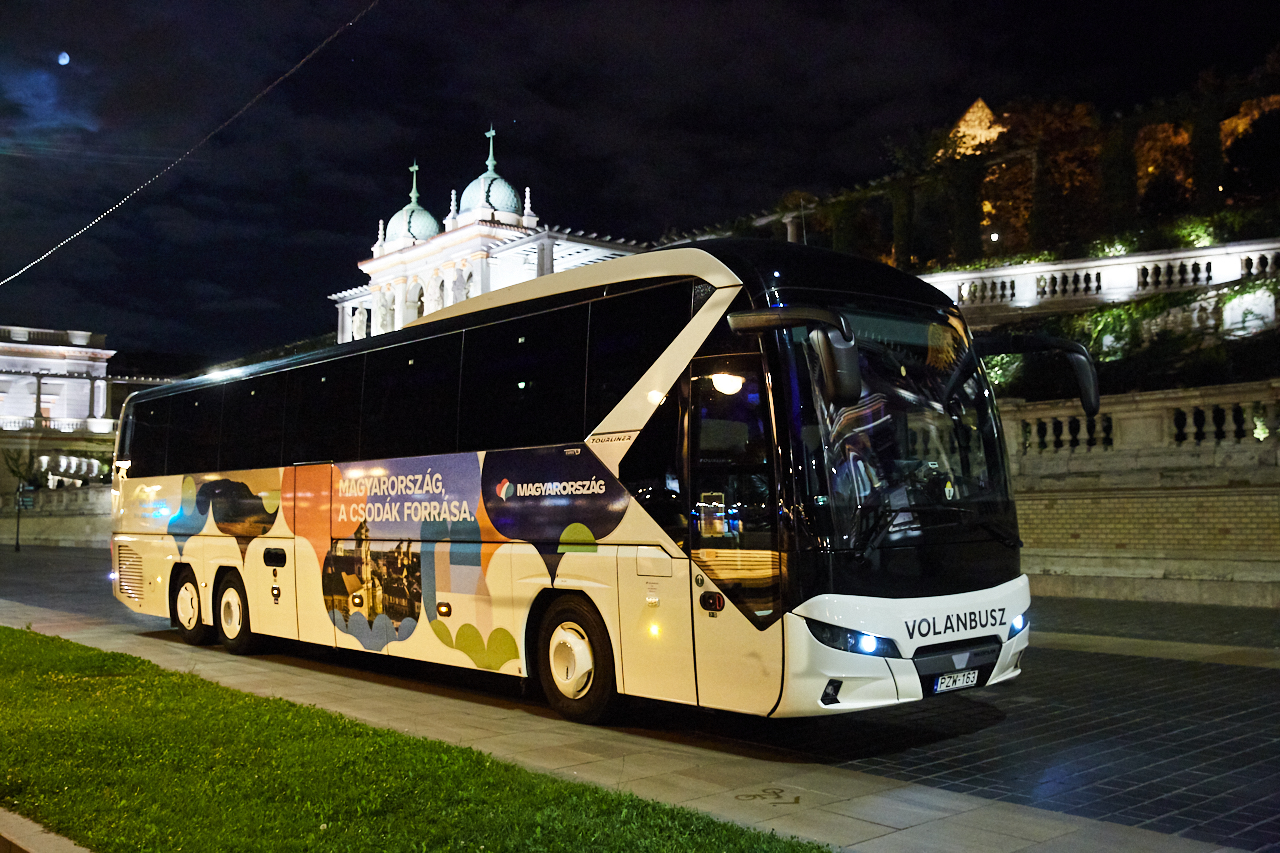 A képen a Neoplan Tourliner autóbusz látható éjszaka.