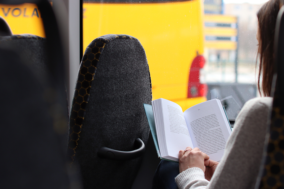 utas könyvet olvas a volánbuszon