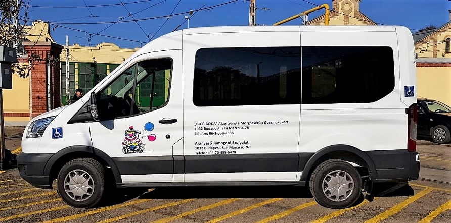 A képen a Bice-Bóca Alapítvány mozgáskorlátozott gyermekeket szállító kisbusza