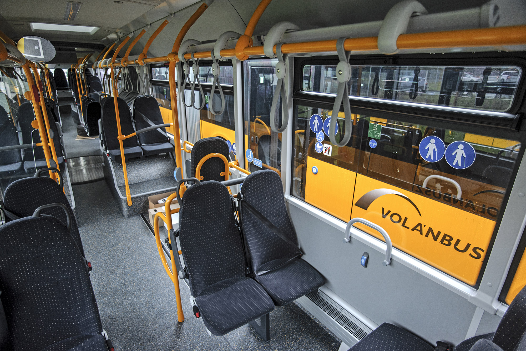 A képen az újonnan forgalomba helyezett MAN Lion’s City GL A23 típusú csuklós autóbuszok láthatók.