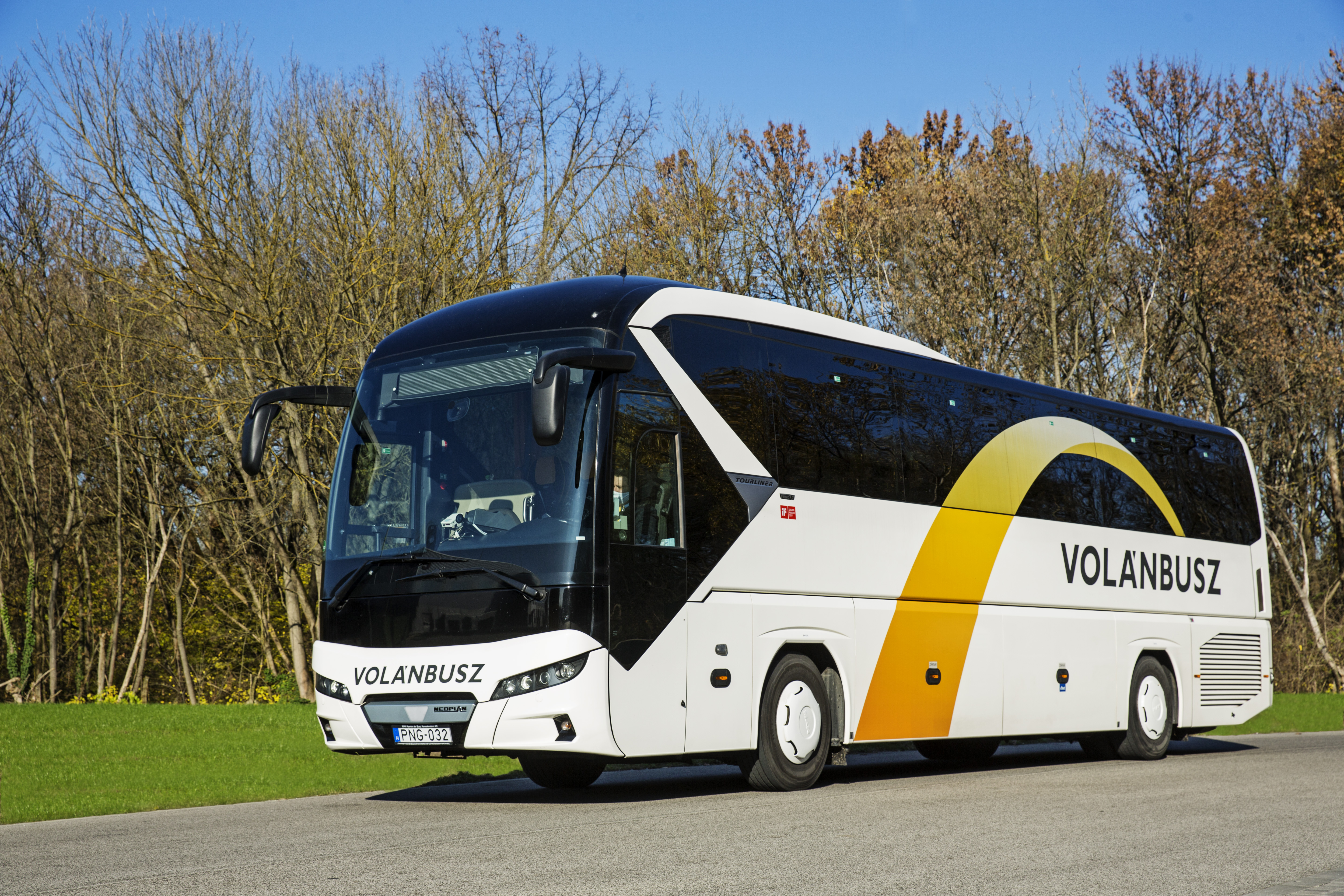 A képen a Neoplan Tourliner autóbusz látható nappal.