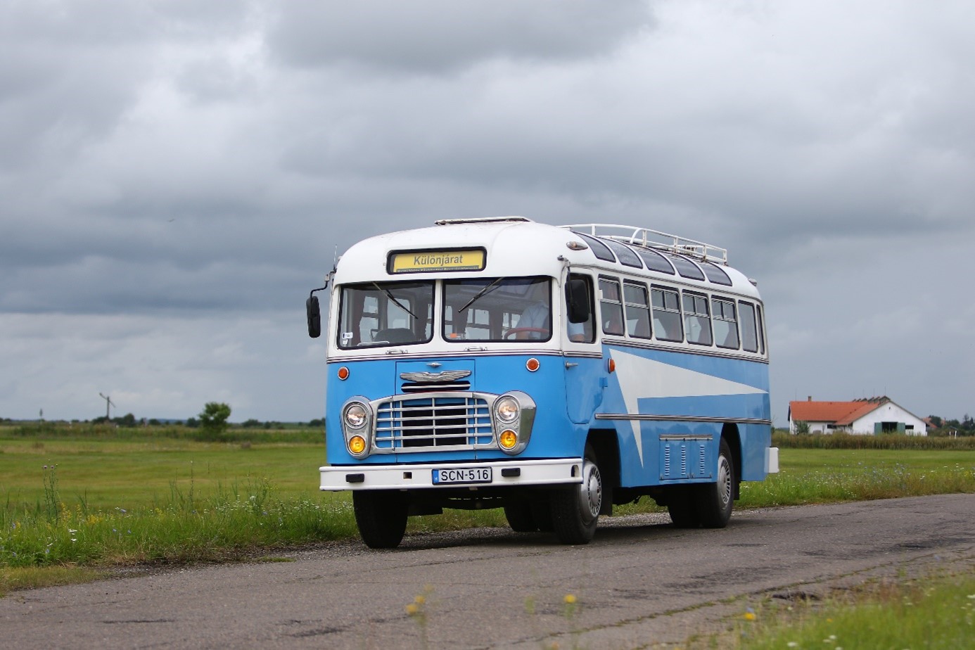 A képen egy Ikarus 311 típusú autóbusz látható.