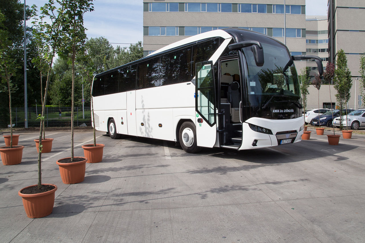 A képen az újonnan forgalomba helyezett NEOPLAN Tourliner típusú autóbusz látható.	