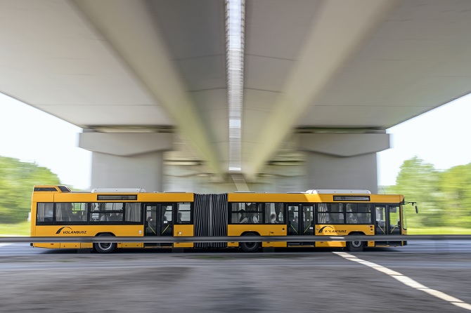 Volánbusz a Megyeri-híd alatt