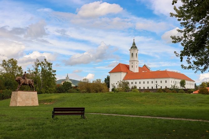 Vác székesegyháza ősszel