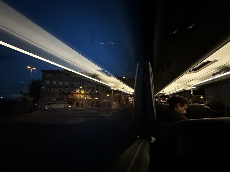 Éjszakai városkép autóbuszból