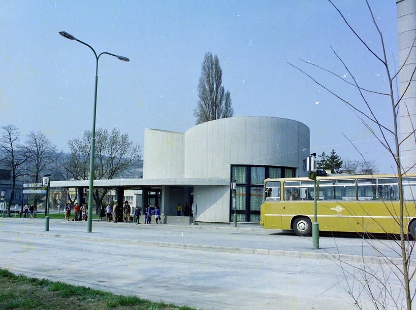 Fortepan/UVATERV fotó az almádi autóbuszállomásról 1977-ből