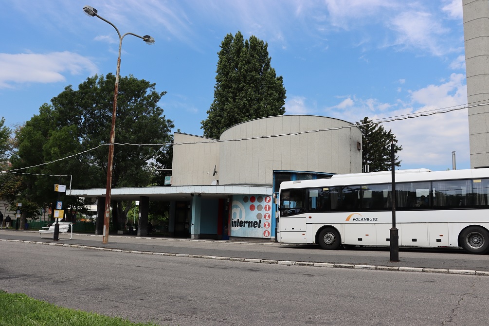 Balatonalmádi autóbusz-állomás fortepan utánza 2023
