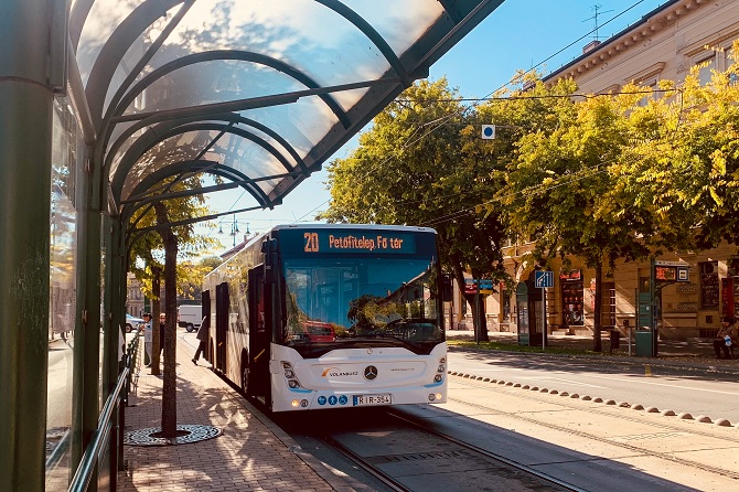 Utasok szállnak fel Volánbuszra a megállóban