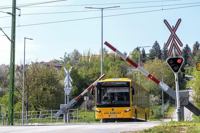 volánbusz vasúti átkelőben