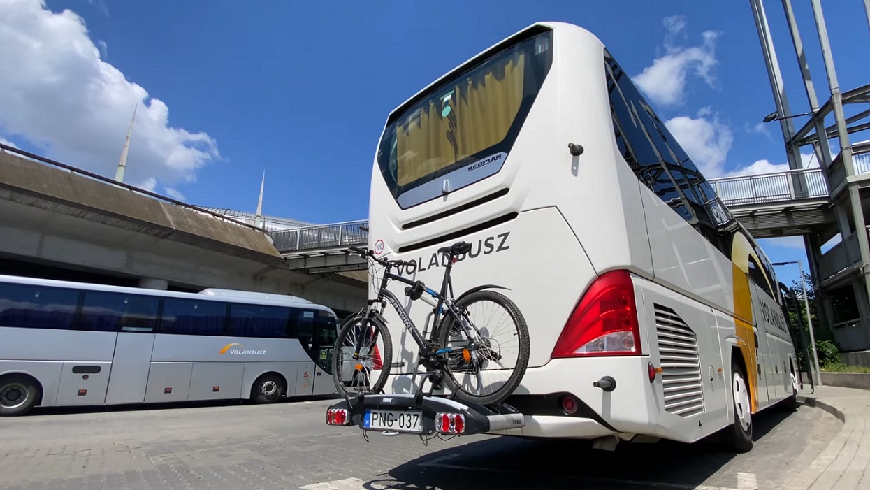 A képen egy autóbusz látható hátulról, a kerékpártartóján egy kerékpárral.