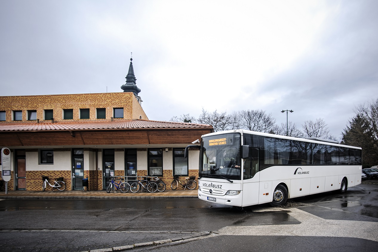 A képen egy autóbusz látható az autóbusz állomáson.