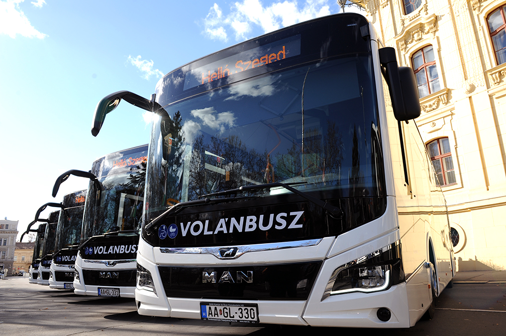 CNG buszok Szeged főterén