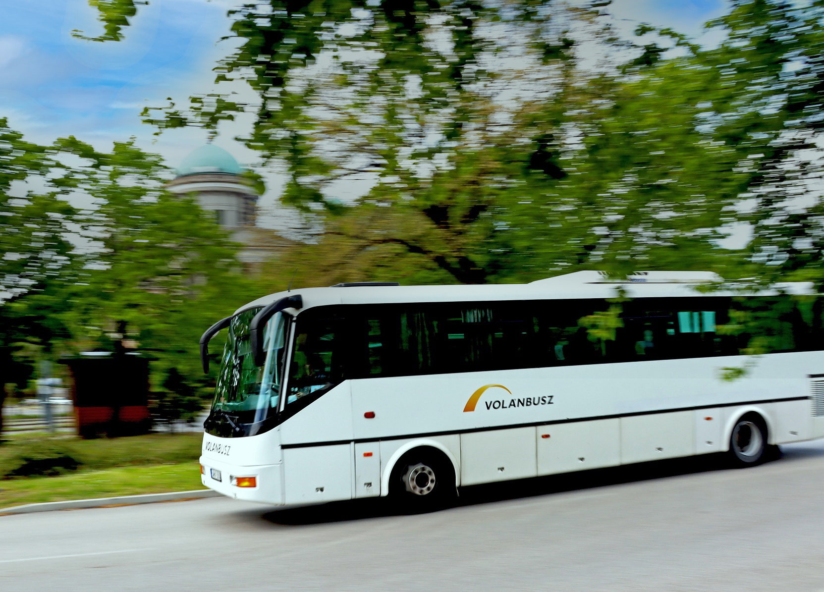 A képen egy autóbusz látható menet közben.