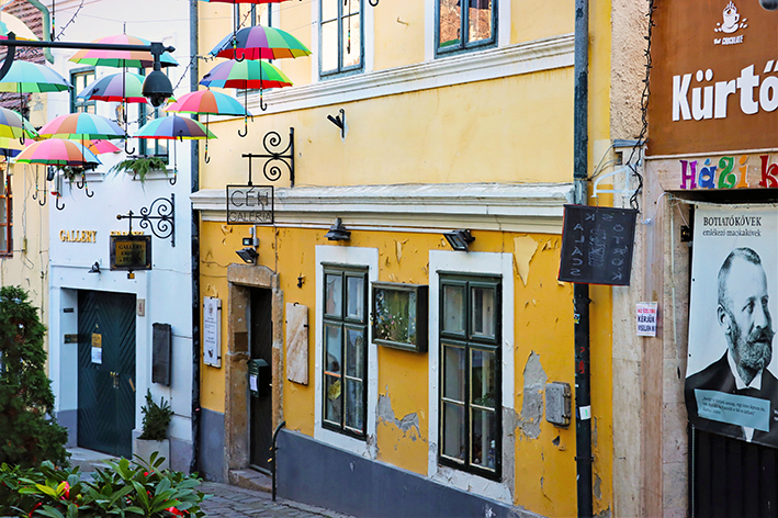 A képen Szentendre egyik szűkös kis utcája látható.