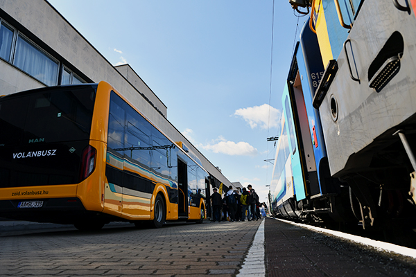 Szolnok vasutallomason CNG busz es IC+ kocsi