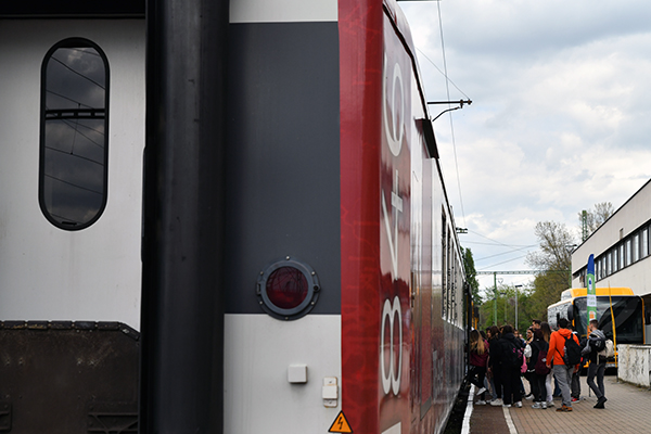 Atalakitott barkocsi es Volanbusz Szolnok vasutallomasan