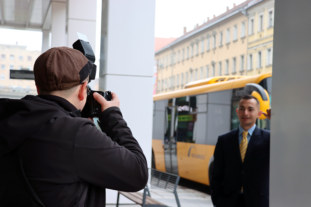 Autóbusz-vezető fotózás a Volánbusznál