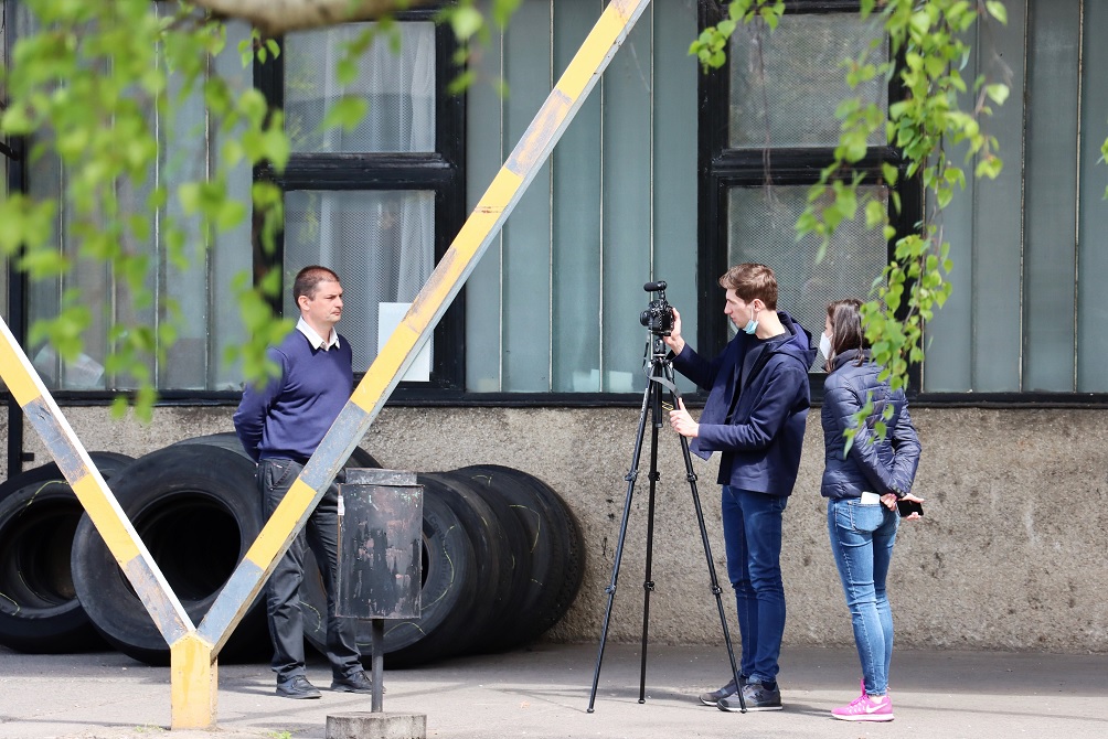 videó készítése a Volánbusz győri gumifutózó üzeme előtt