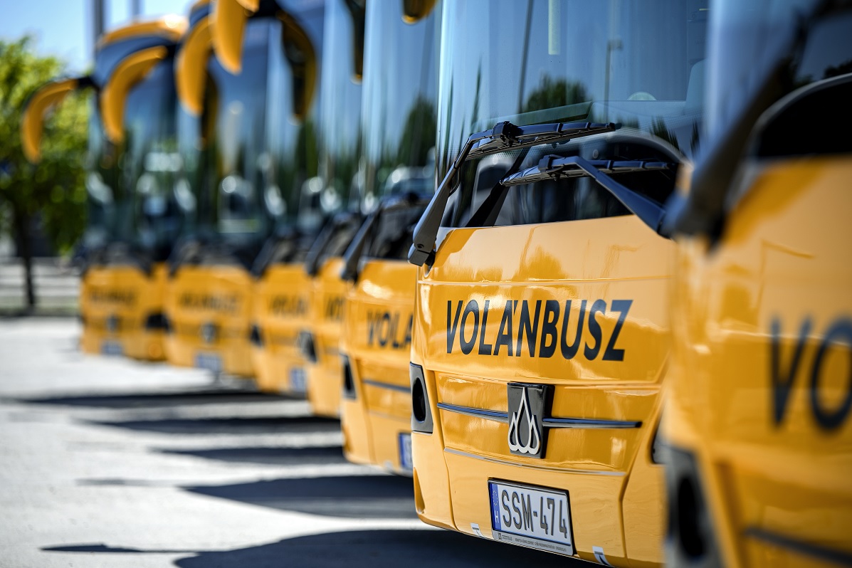 A képen a Volánbusz egymás mellett parkoló új, sárga Credobus Econell 12-es autóbuszok láthatók nyári napfényben.