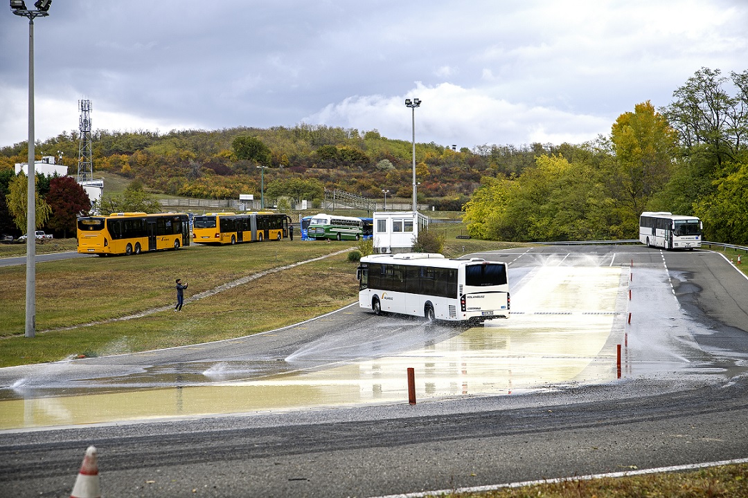 A képen egy új, fehér Credobus Econell 12-es autóbusz látható a vizes tanpályán, amint keresztbe áll a demonstrációt követően.