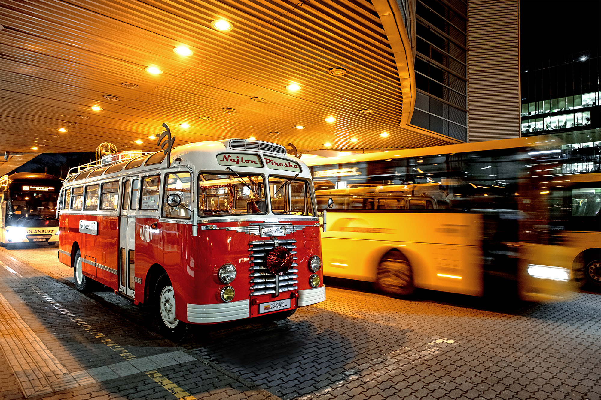 A Volánbusz piros IK 30-as retró busza ünnepi díszben