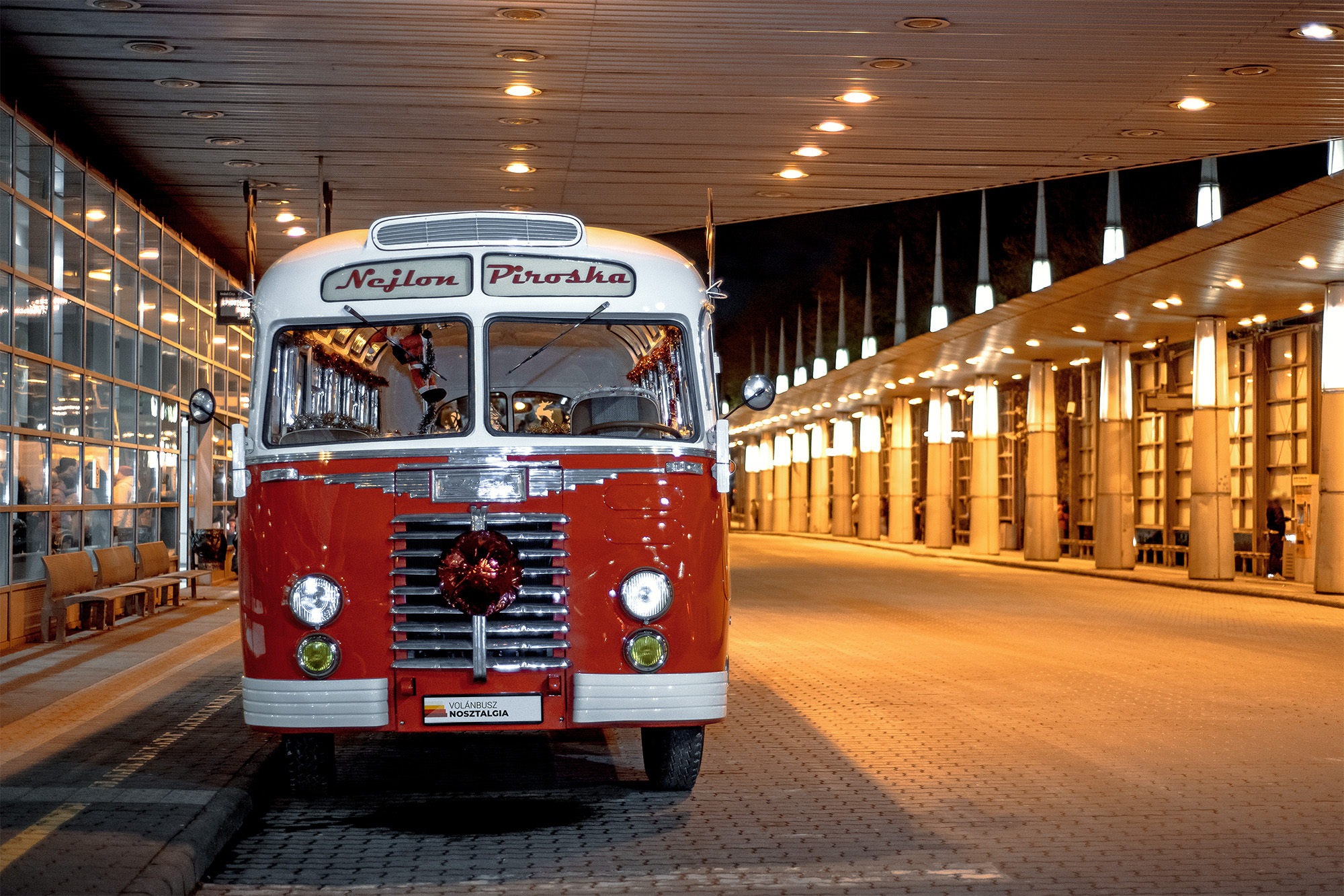 Nejlon Piroska a budapesti Népliget autóbusz-állomáson