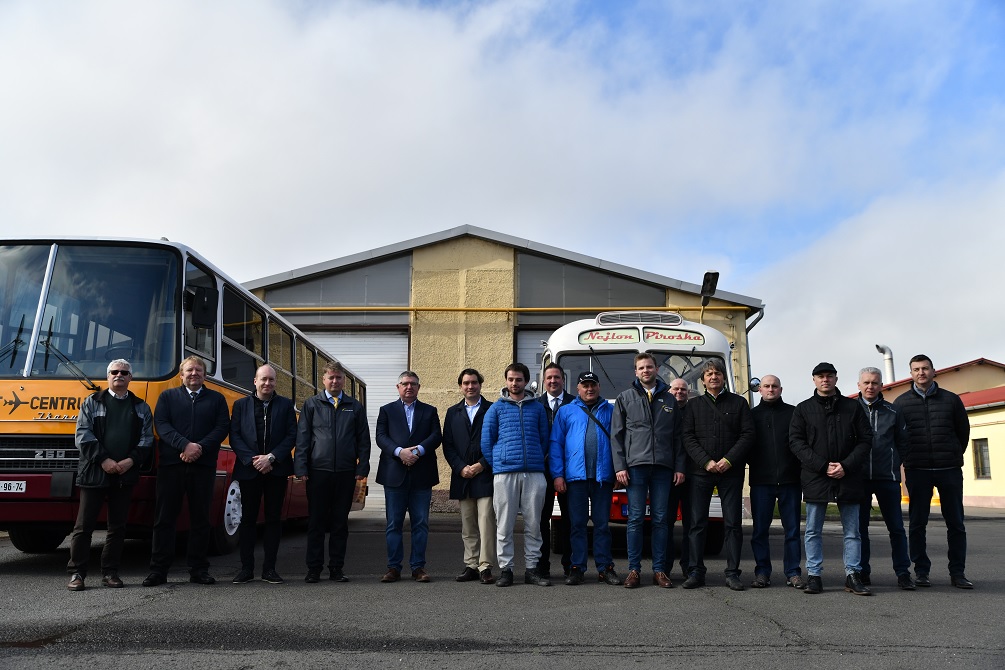 Autóbuszainkat felújító szakemberek csoportképe