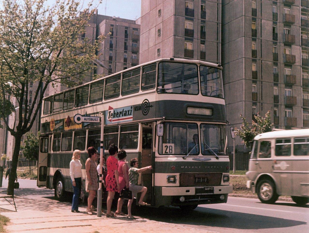 A képen a régi emeletes Mávaut Ikarus autóbusz különlegesség látható.