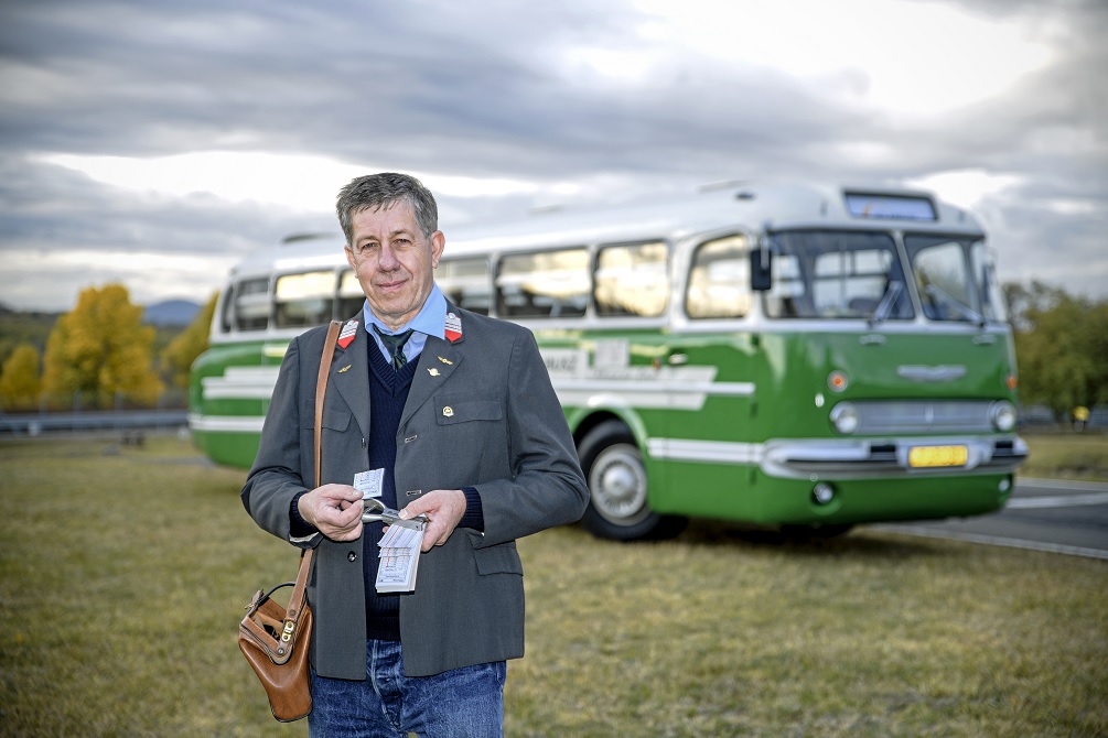 Volánbuszos autóbusz-vezető retró egyenruhában zöld farossal