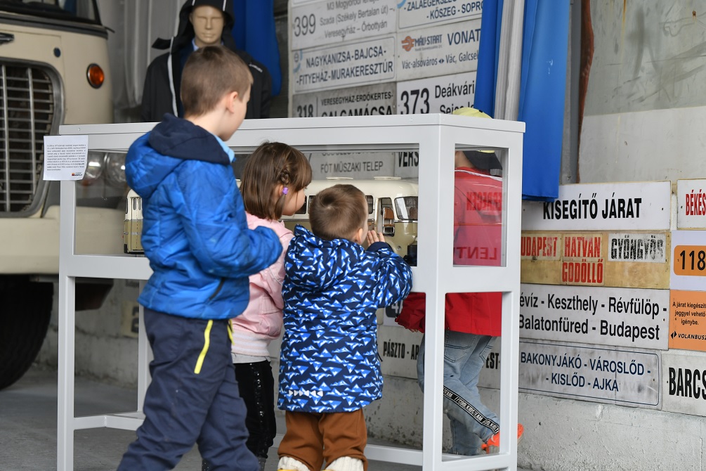 Látogatók és autóbuszok a Hatvani Retró Napon