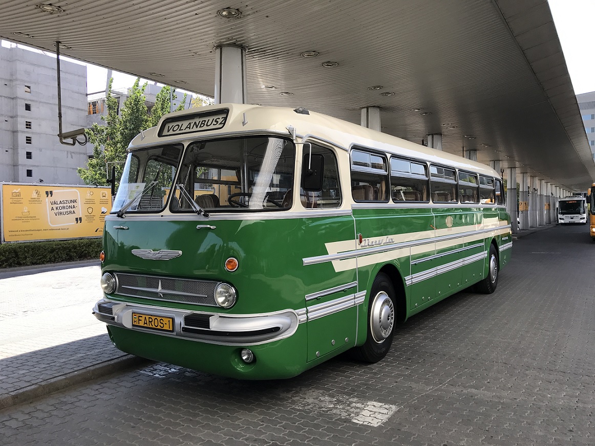A képen egy Ikarus Lux típusú régi autóbusz látható.