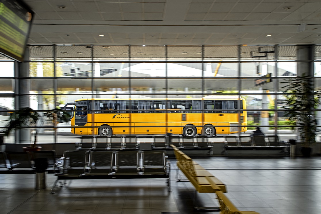 A képen a Népliget várójábol fényképezett autóbusz látható.