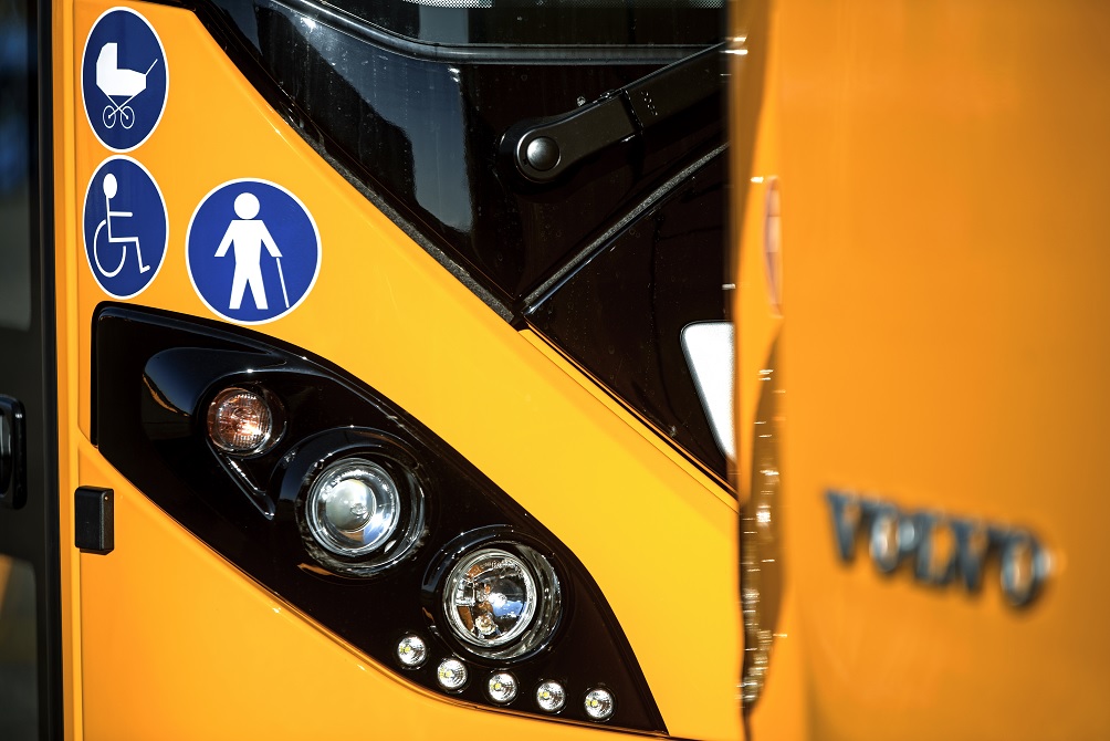akadálymentes jelzések sárga festésű volánbuszon
