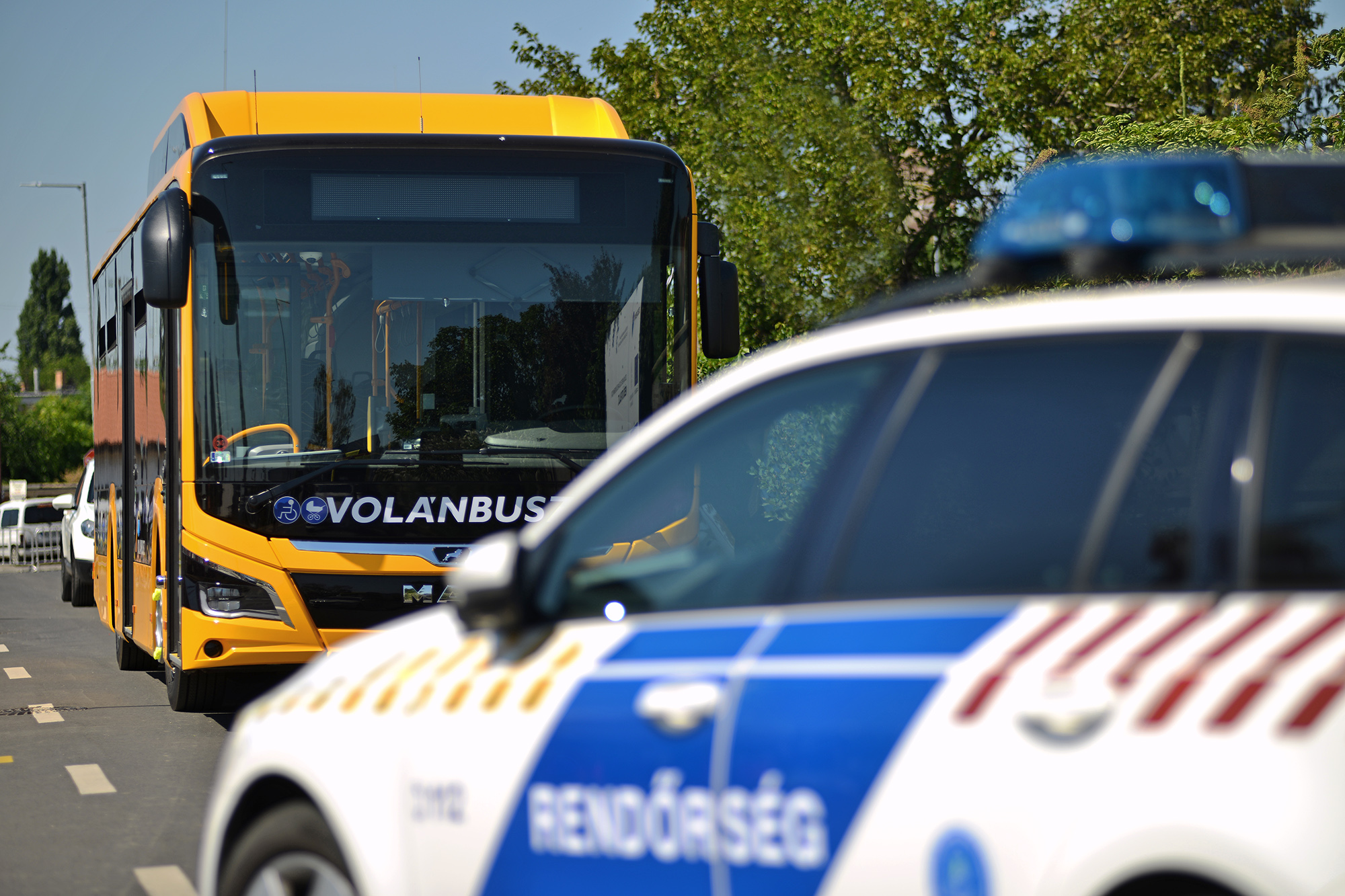 Volánbusz s rendőrautó