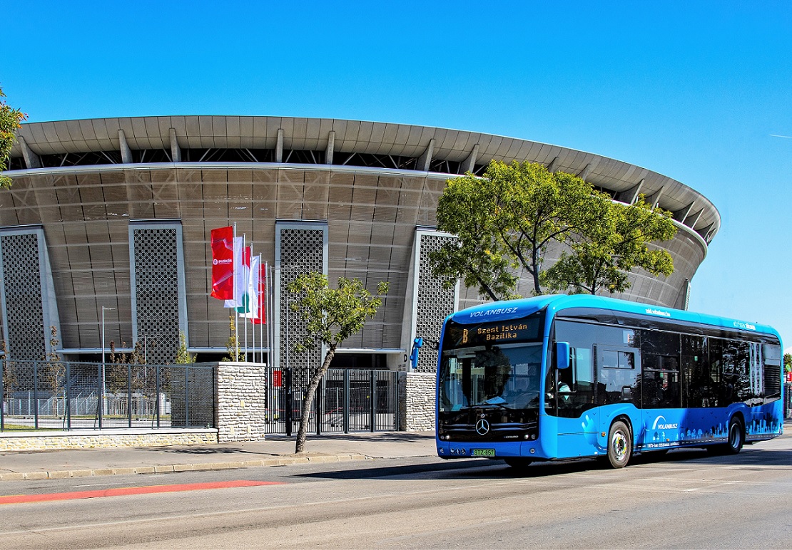 eCitaro autóbusz közlekedik Budapesten, a Puskás Aréna előtt