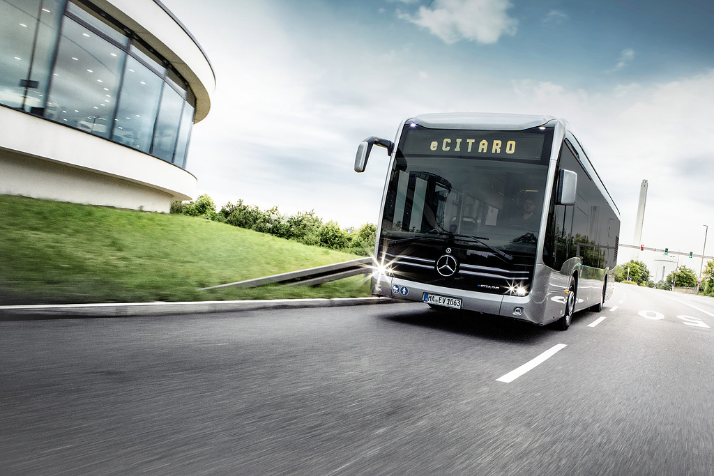 A képen egy Mercedes E-citaro elektromos autóbusz látható.