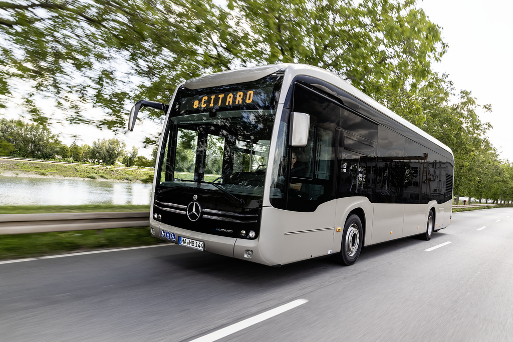 A képen egy Mercedes E-citaro elektromos meghajtású autóbusz látható.