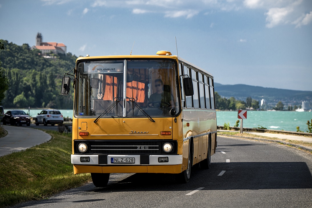A képen egy Ikarus Z66 típusú autóbusz látható a balaton mentén közlekedve.