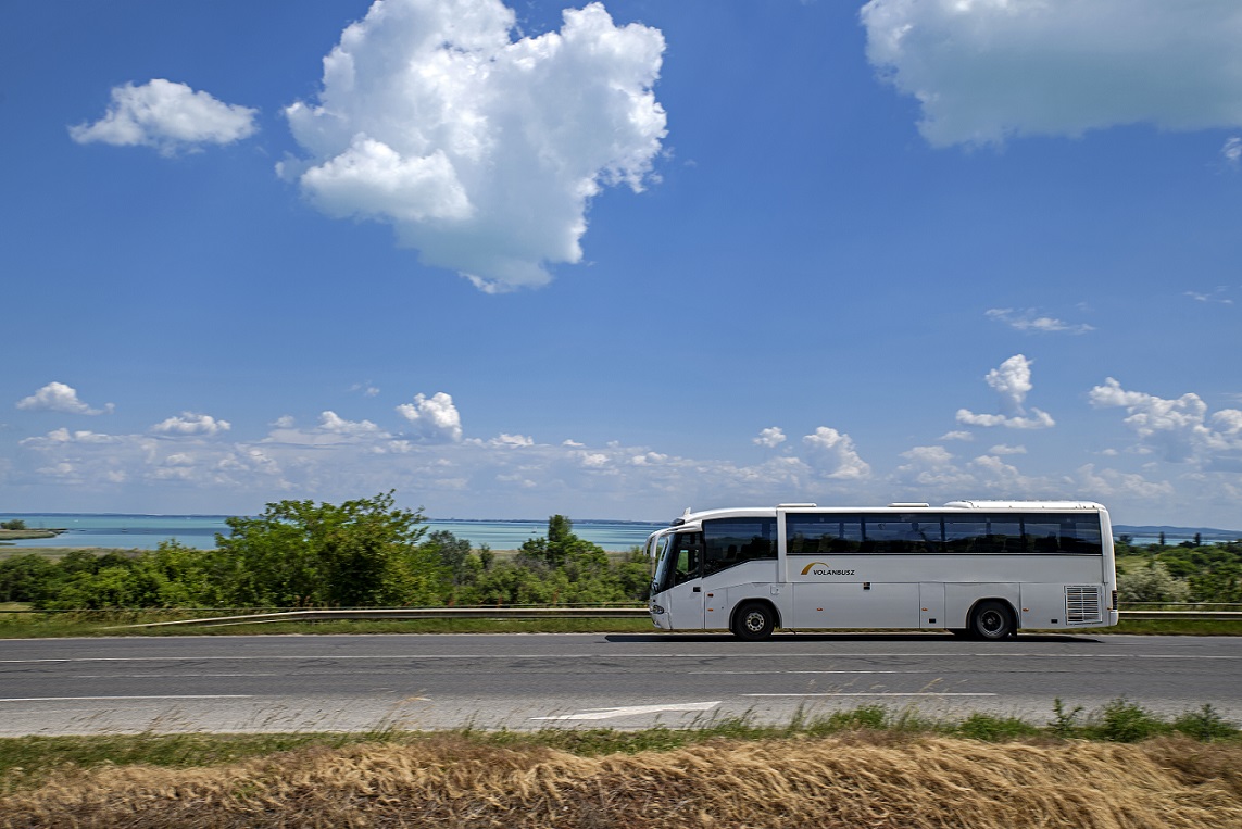 A képen egy autóbusz látható a Balatonnál.