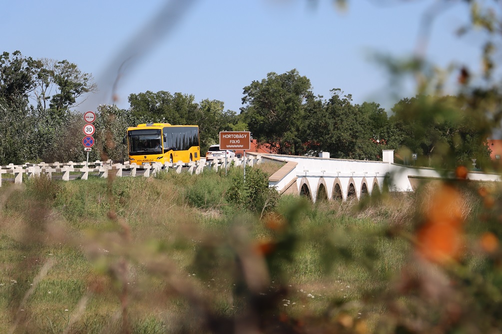 Volánbusz a Hortobágy folyó felett