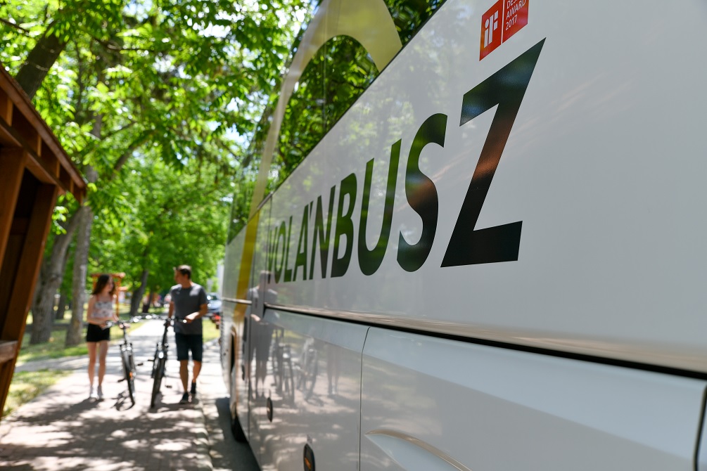 Volánbusz mellett kerékpárosok