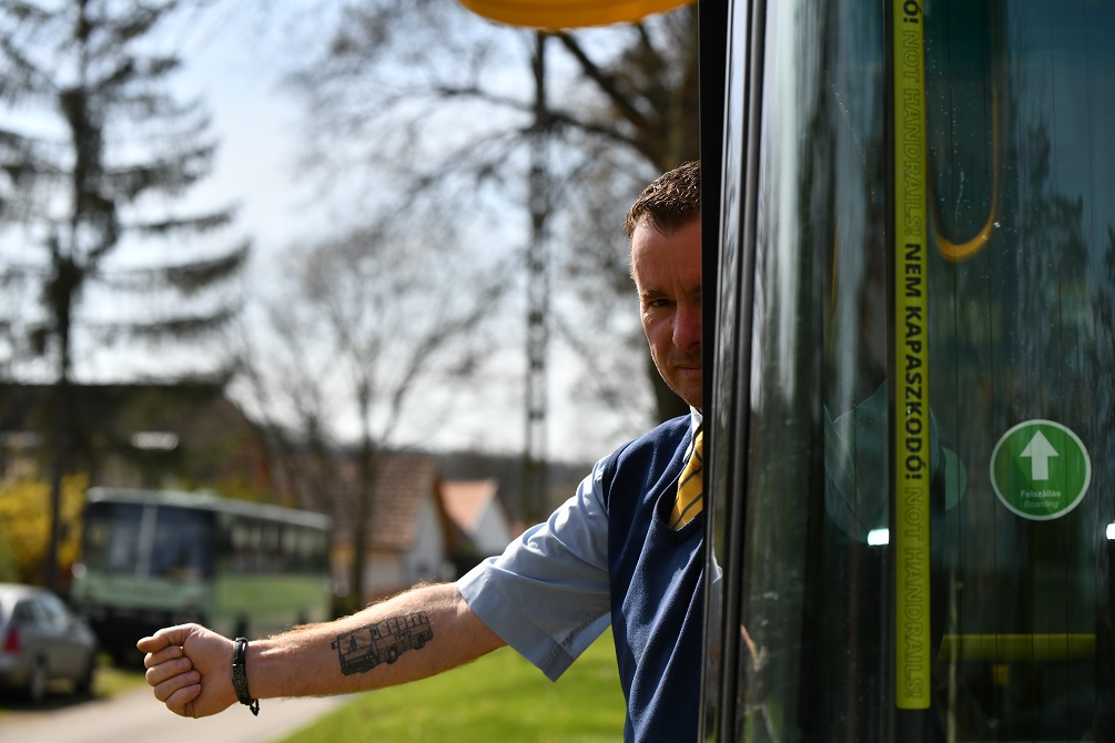Kapornai János autóbusz-vezető oldalkocsis Pannóniájával