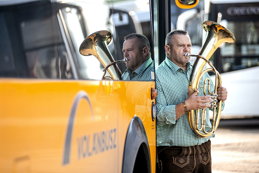 Volánbusz autóbusz-vezető tenorkürttel