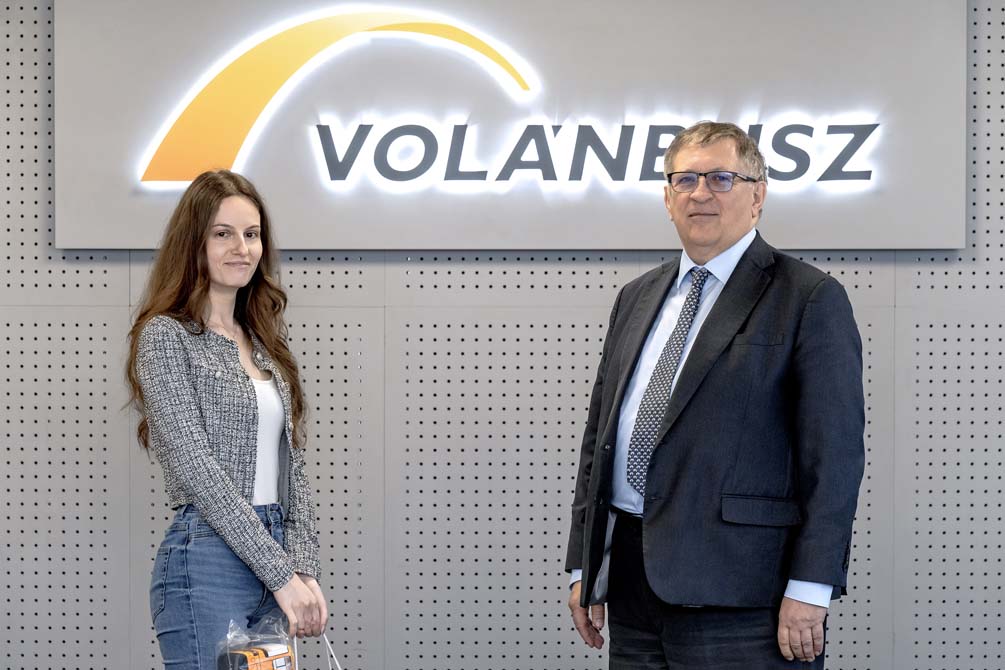 Bordács Anna díjat vesz át Dr. Mosóczi Lászlótól