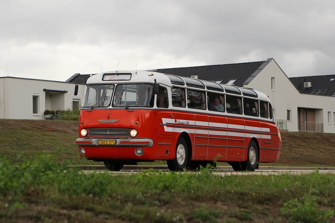 Győrben fut a piros faros busz