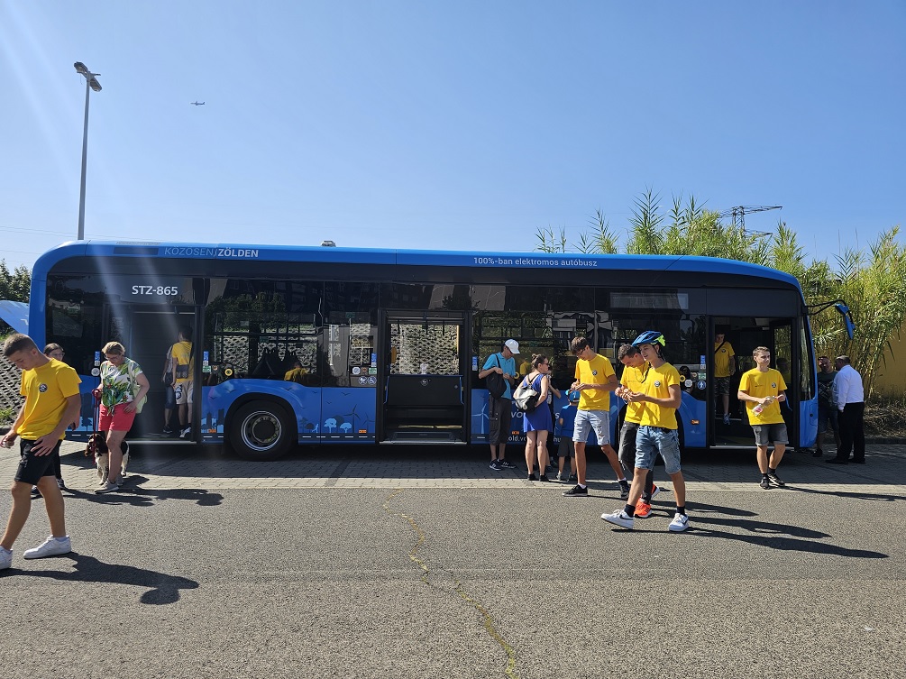 Volánbusz kiállítva látogatókkal