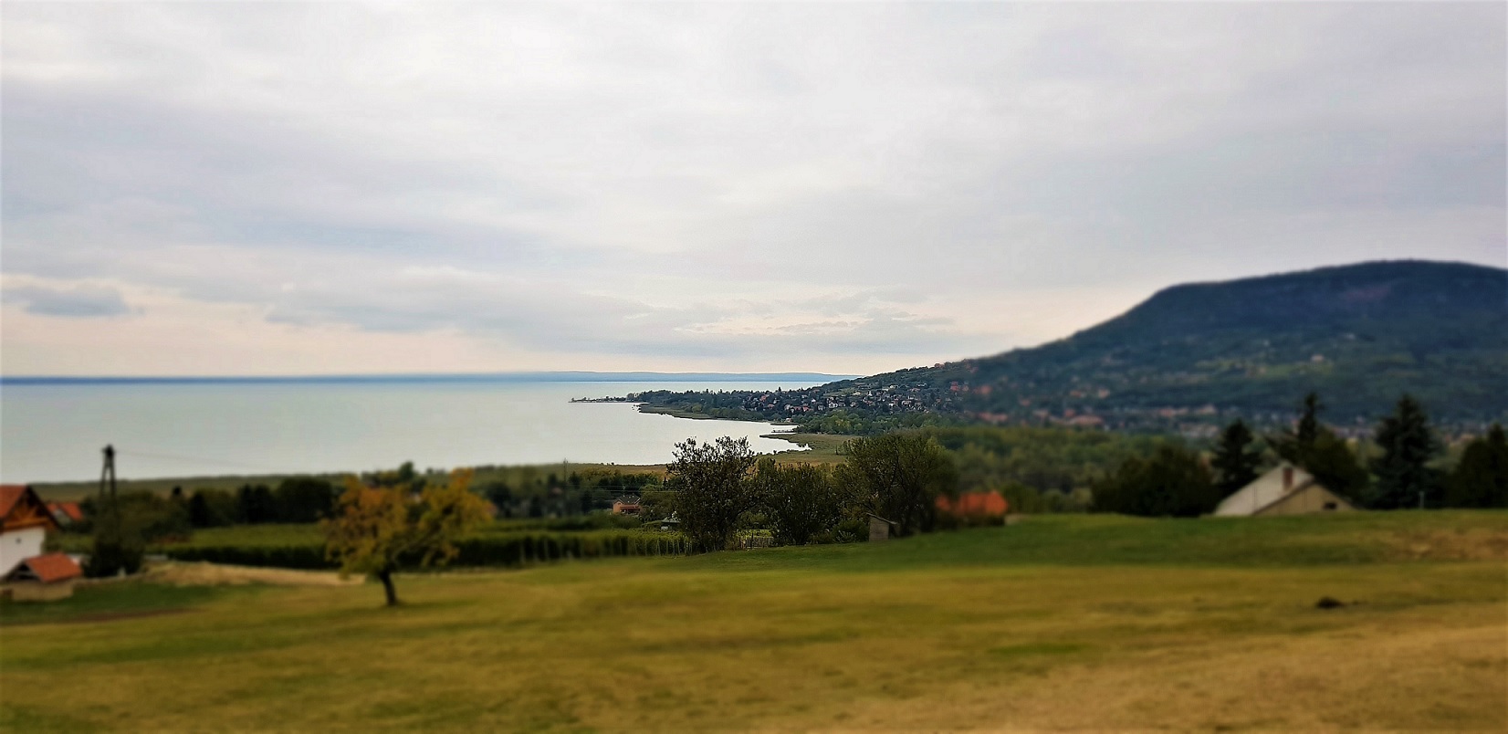 A képen a Balatoni Káli-medence látható.