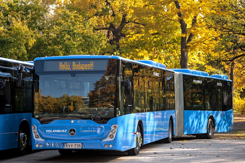 A képen egy Mercedes Connecto autóbusz látható.