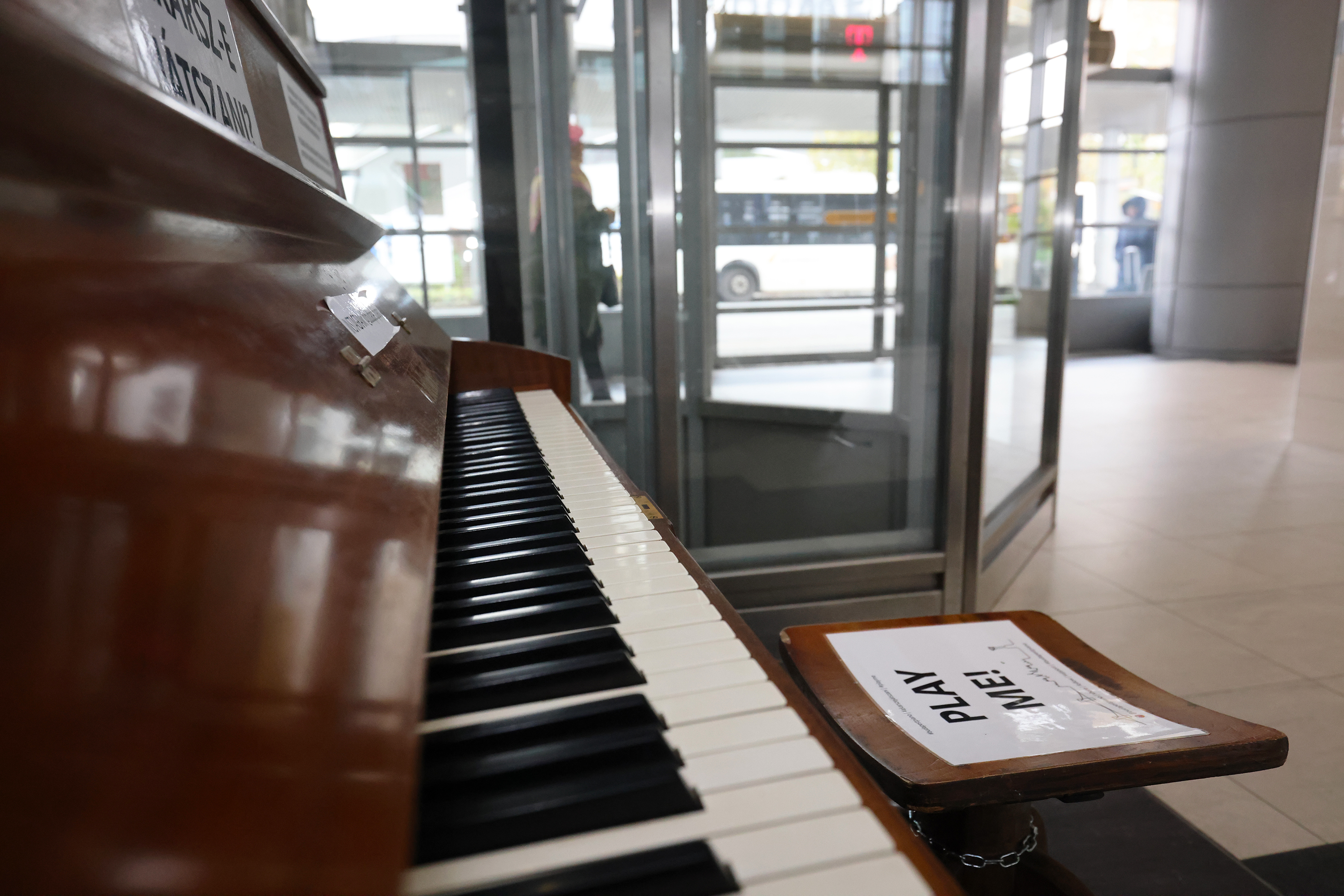Közösségi zongora a budaoesti Népliget autóbusz-állomáson